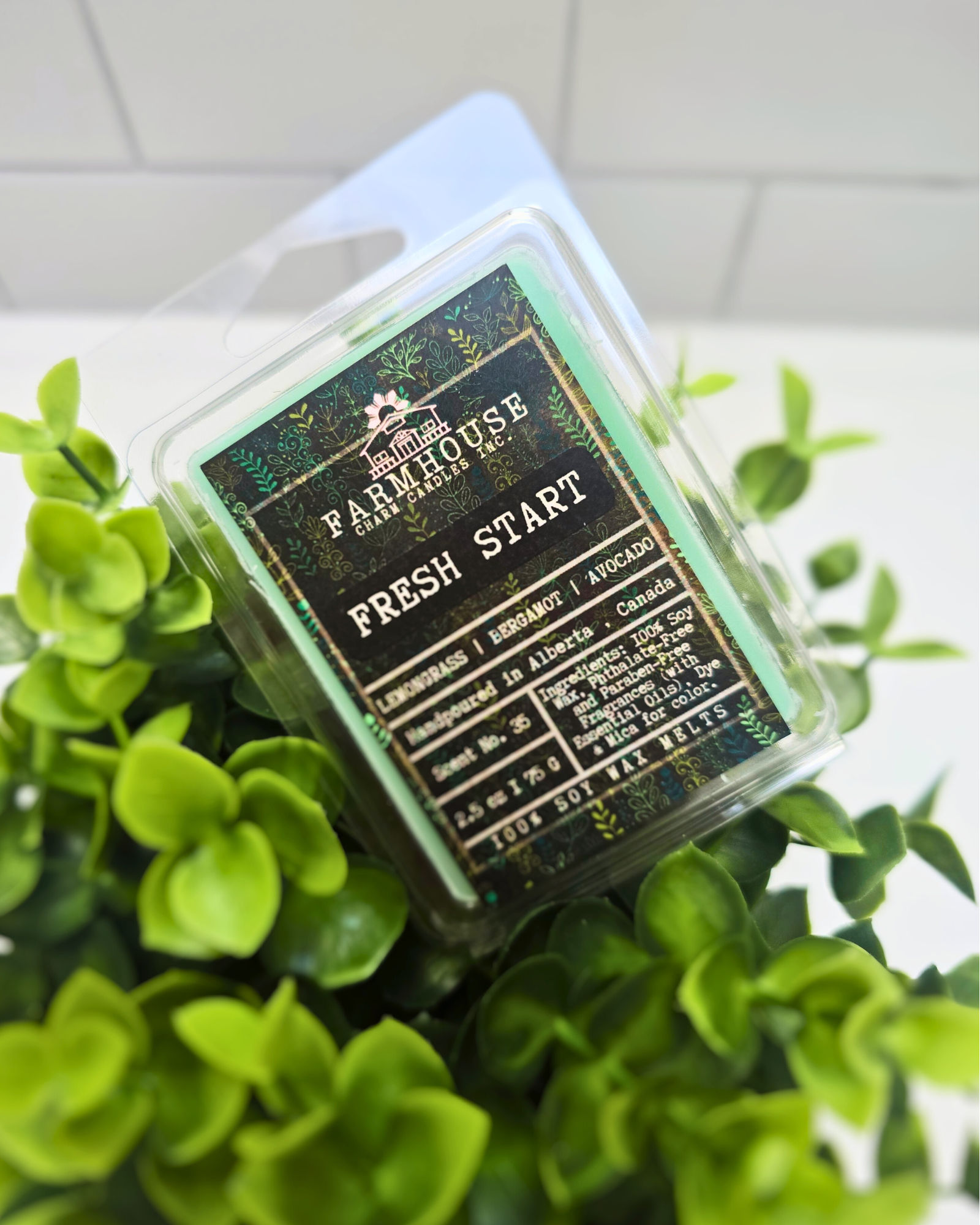 A crisp blend of zesty lemongrass, uplifting bergamot, and creamy avocado. This invigorating scent awakens the senses, bringing a burst of freshness to any room. Fresh Start Soy Wax Melts - Farmhouse Charm Candles